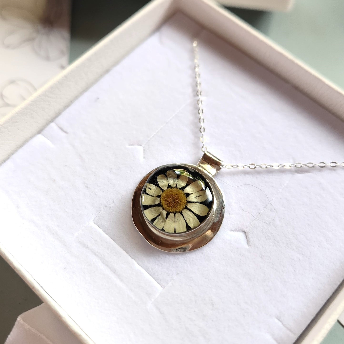 Sana necklace with Chamomile flower