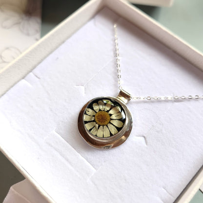 Sana necklace with Chamomile flower