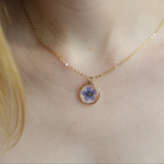 Round necklace with Scarlet Pimpernel