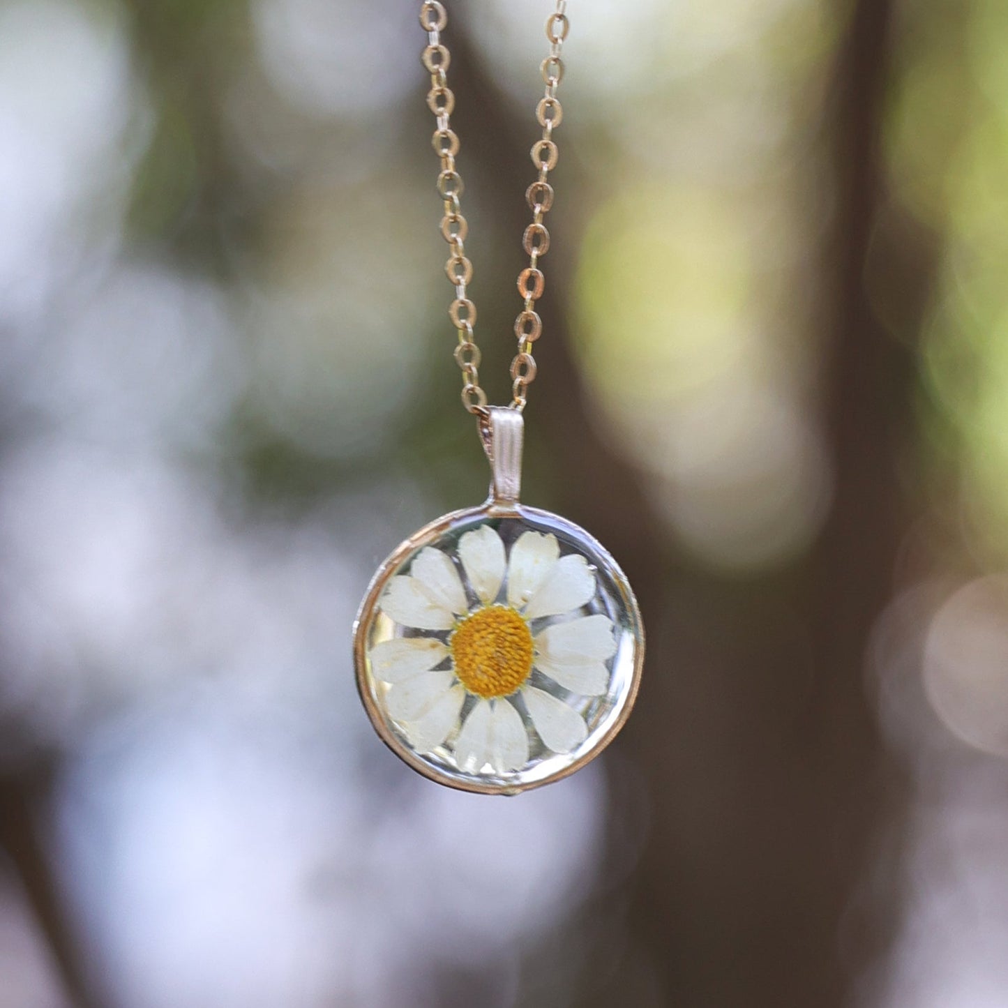 Round Necklace with Chamomile flower