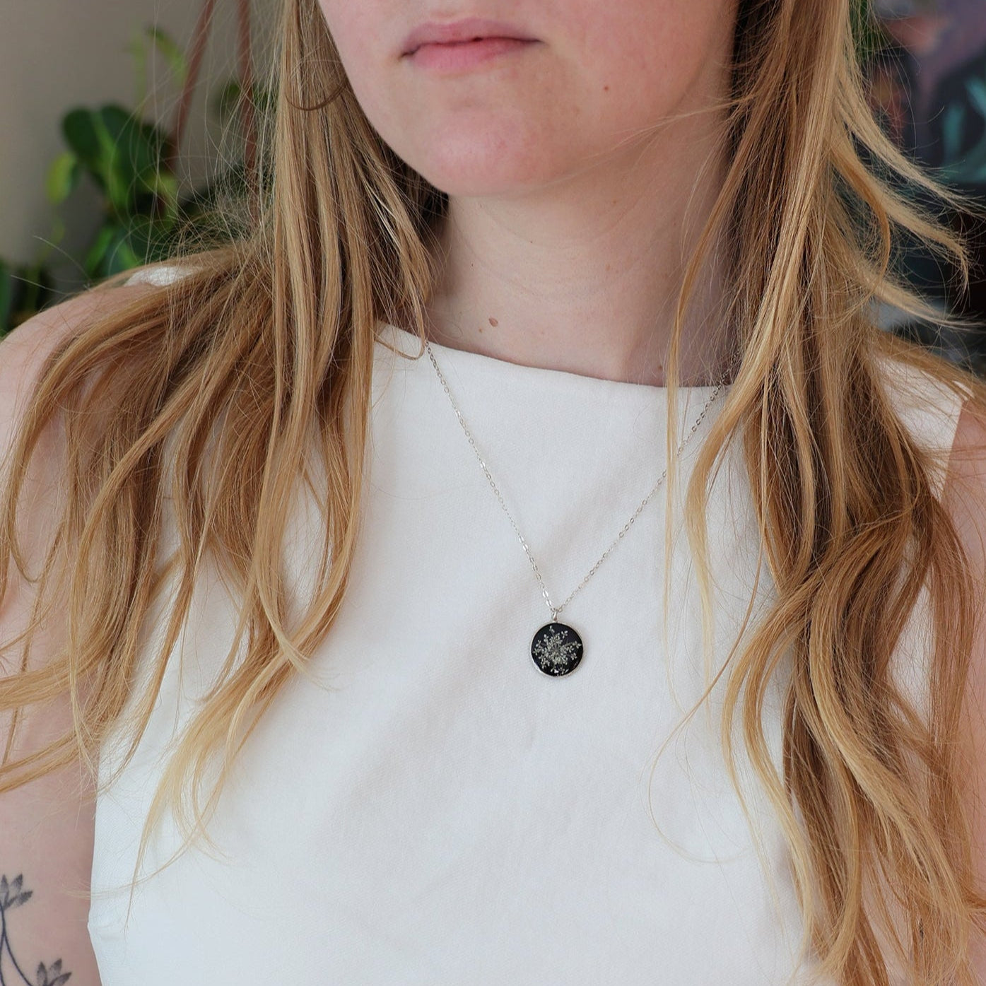 Round necklace with Wild Carrot flower