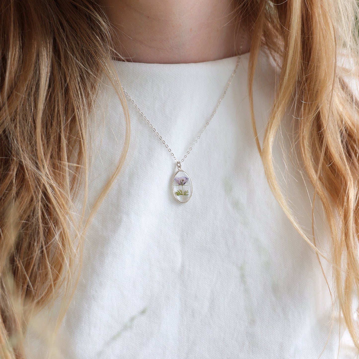 Oval necklace with Scarlet Pimpernel