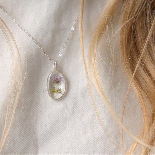 Oval necklace with Scarlet Pimpernel