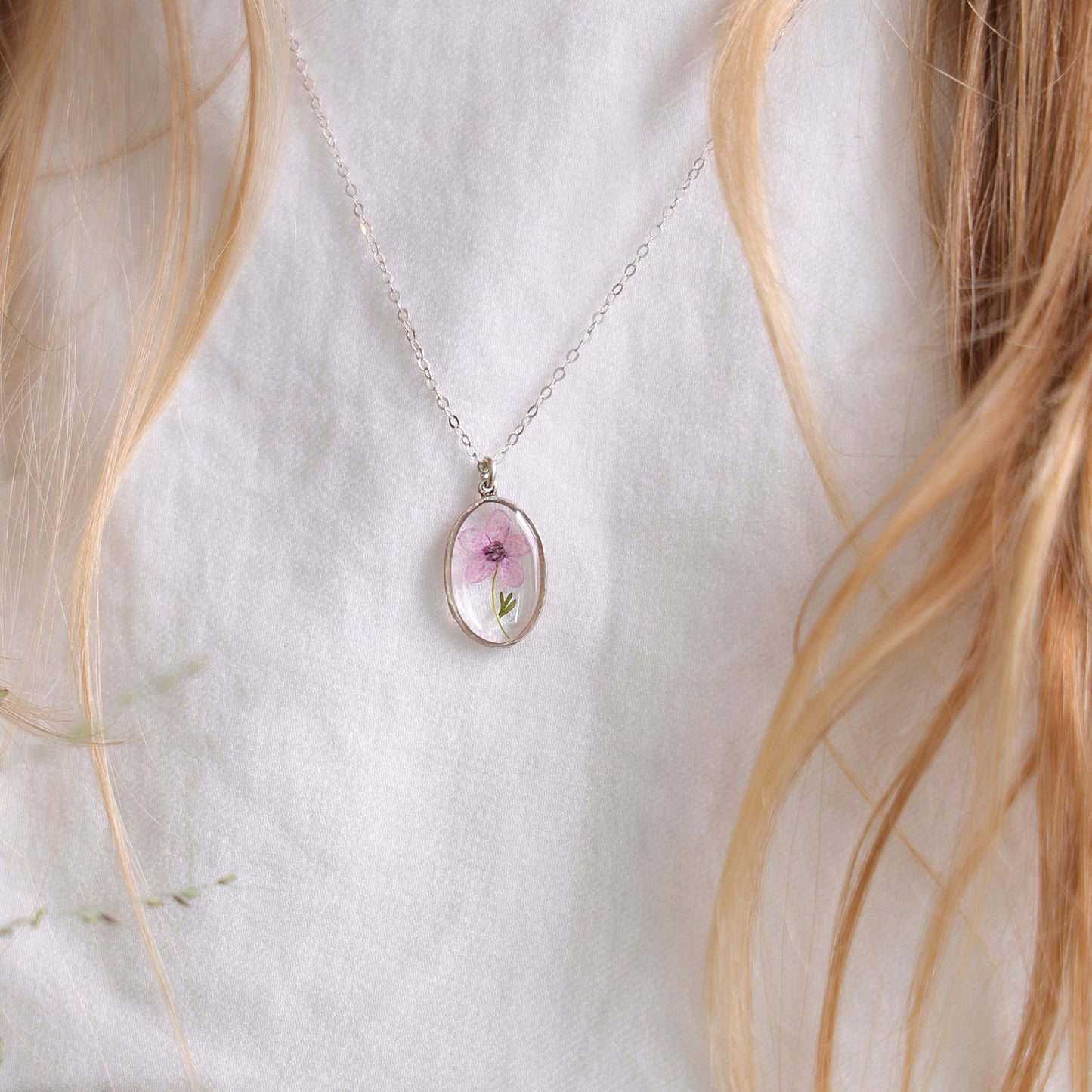 Oval necklace with pink Scarlet Pimpernel