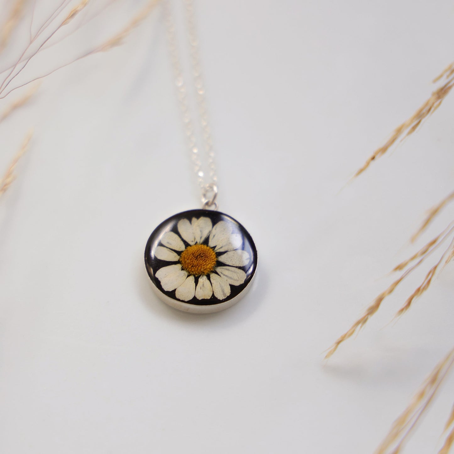 Round necklace with Chamomile flower