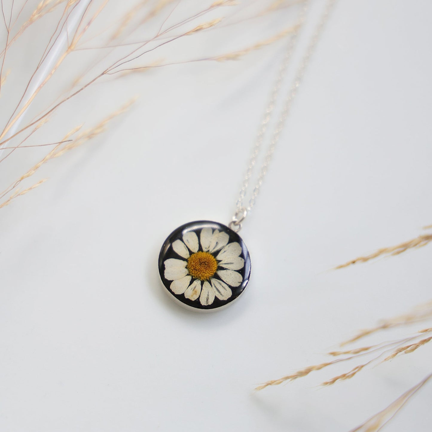 Round necklace with Chamomile flower
