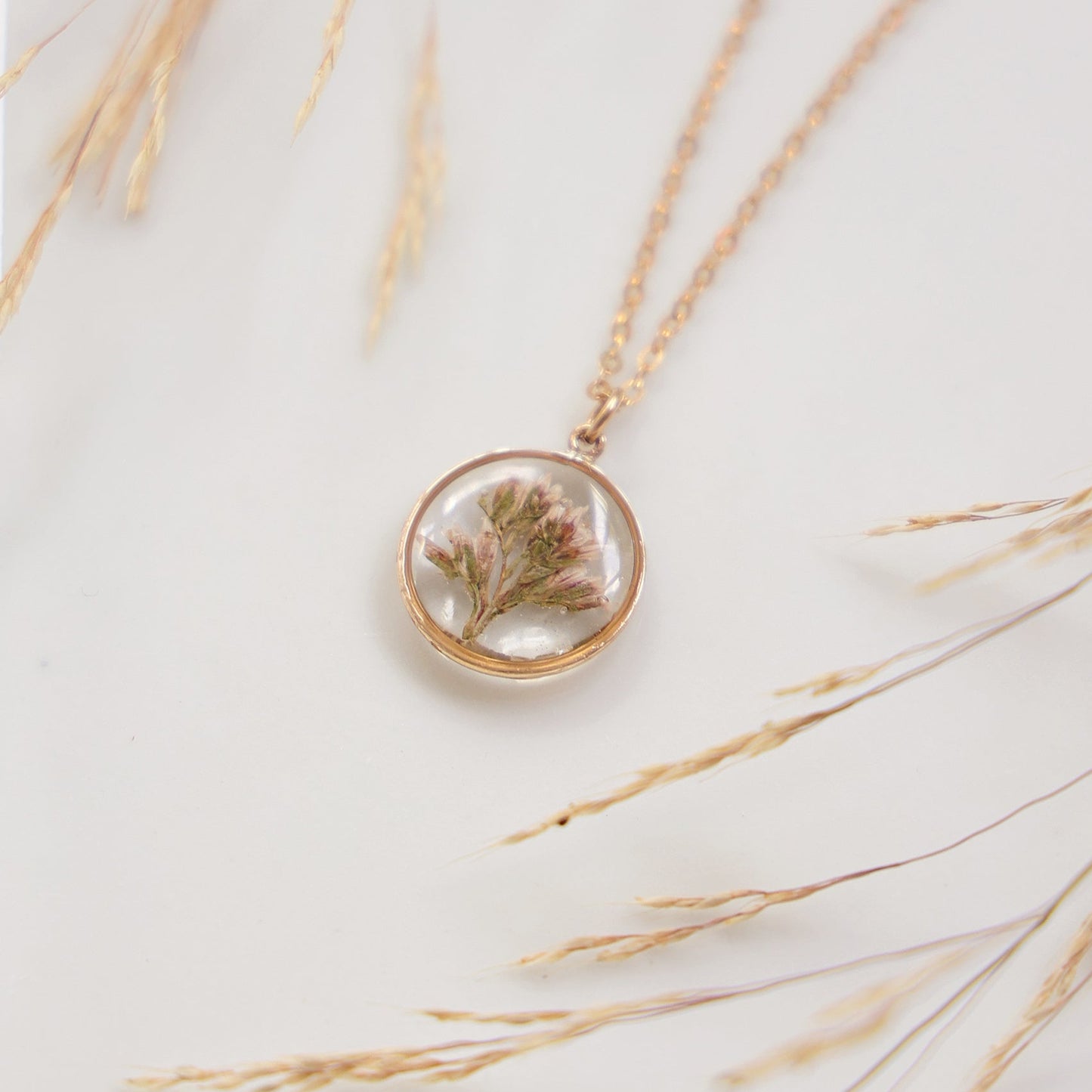 Round necklace with Limonium flower