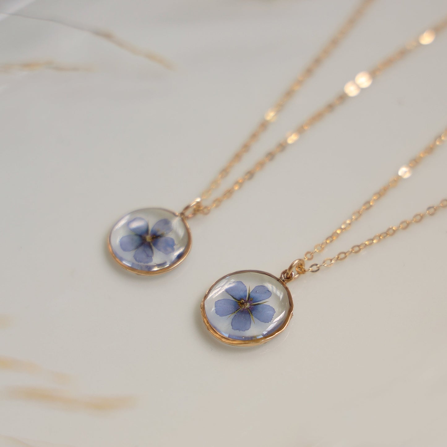 Round necklace with Scarlet Pimpernel