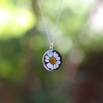Round necklace with Chamomile flower