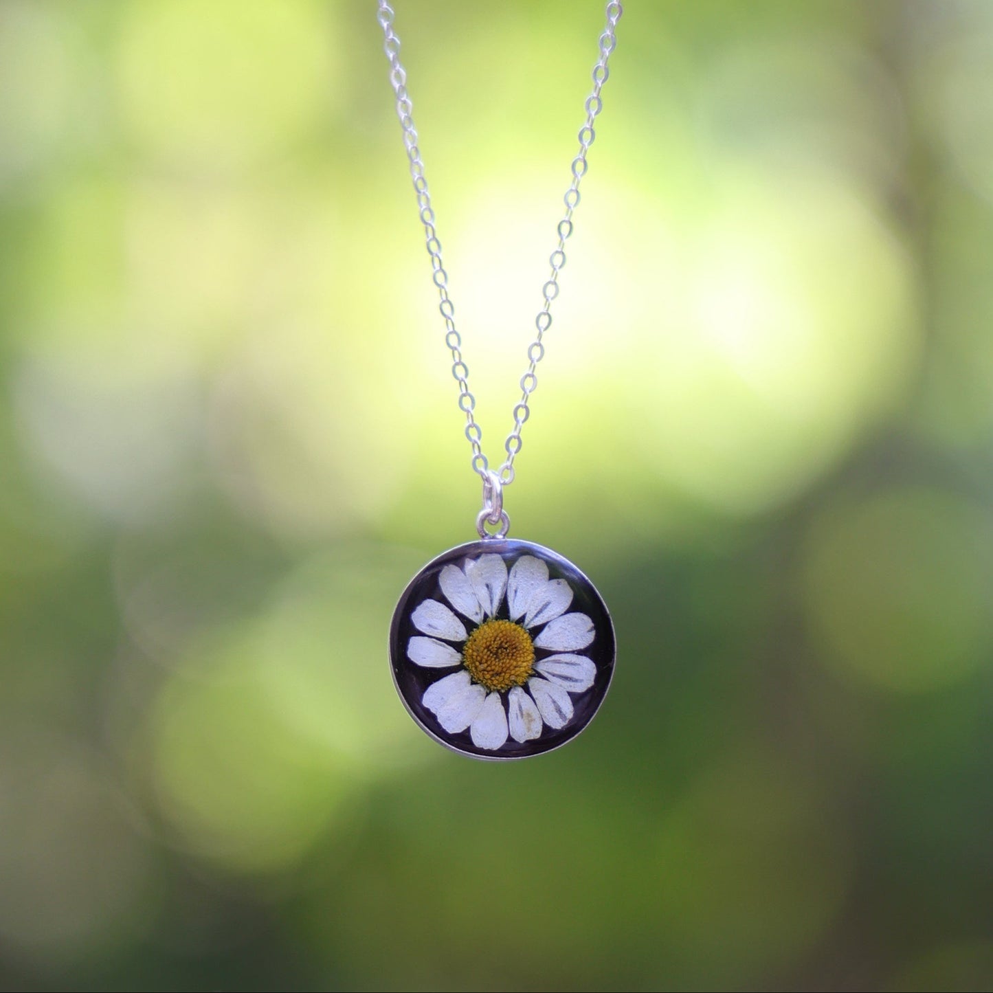 Round necklace with Chamomile flower