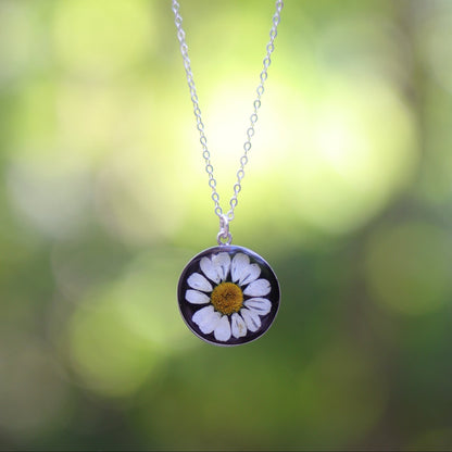 Round necklace with Chamomile flower