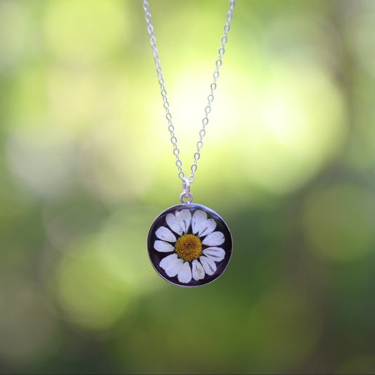 Round necklace with Chamomile flower