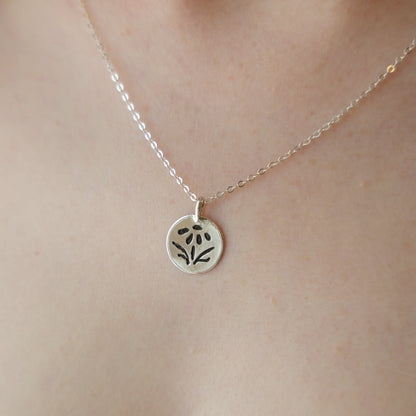 Daisy flower pendant