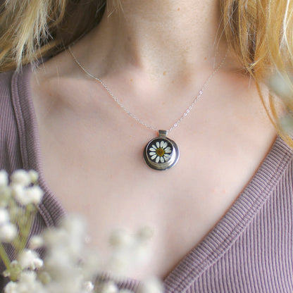 Sana necklace with Chamomile flower