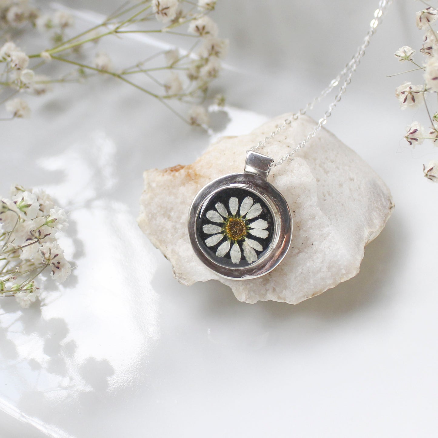 Sana necklace with Chamomile flower
