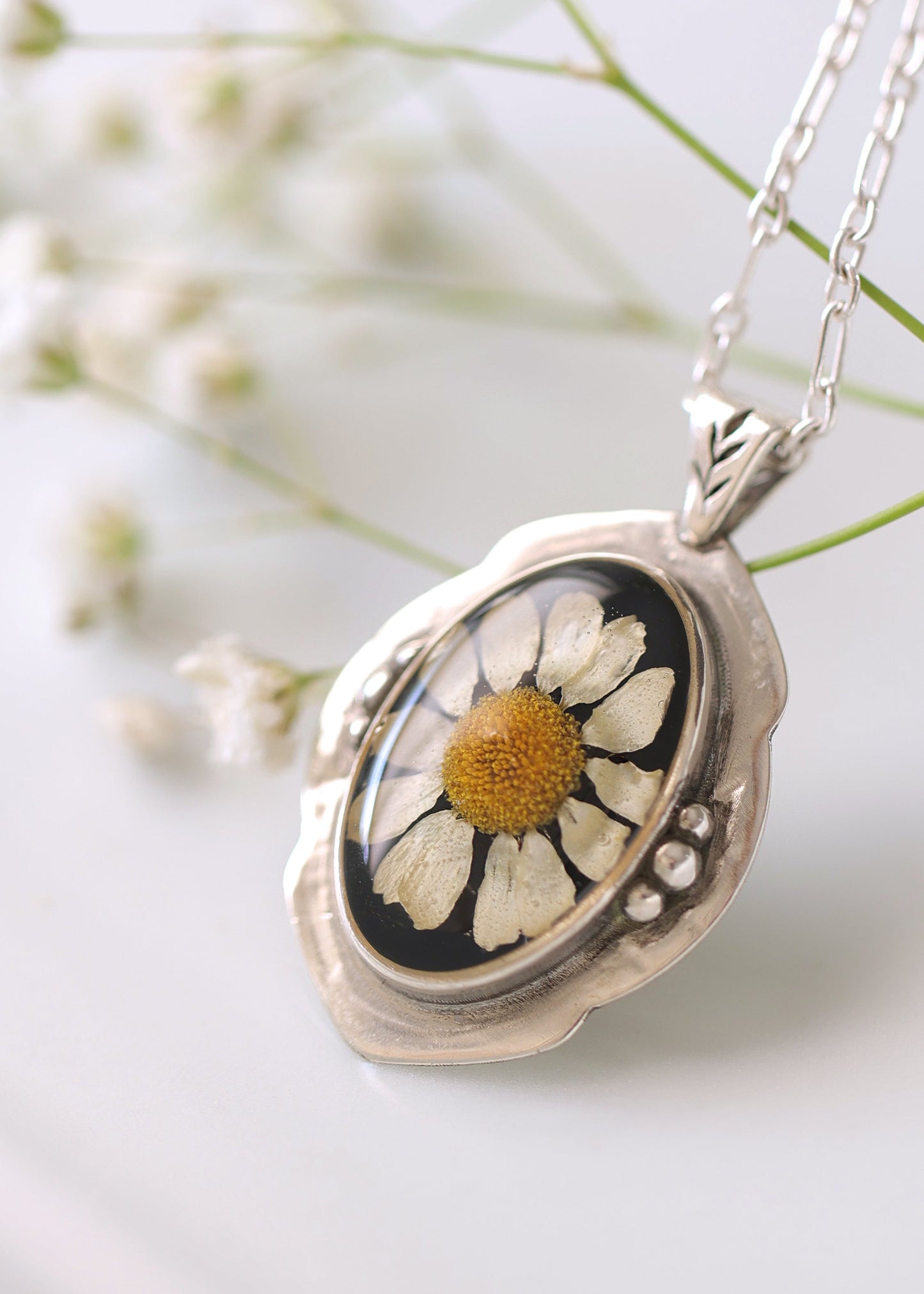 Luma necklace with Chamomile Flower
