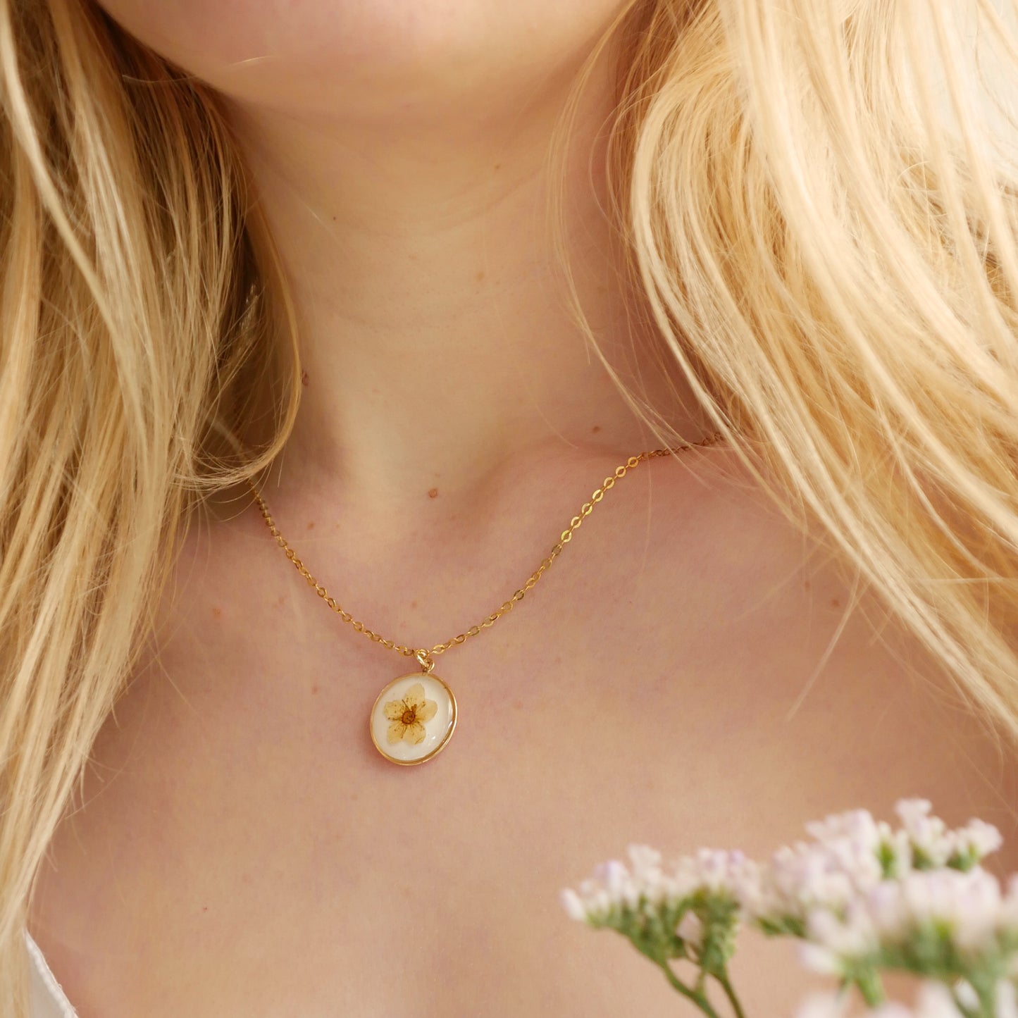 Small round Necklace with Spiraea Flower