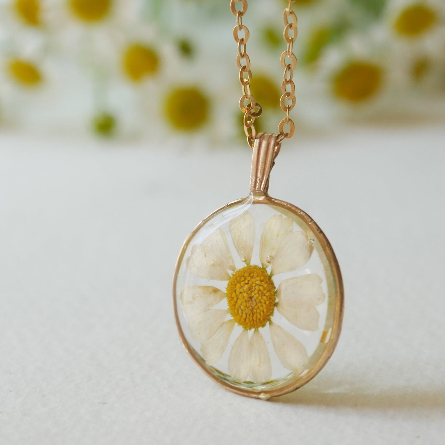 Round Necklace with Chamomile flower