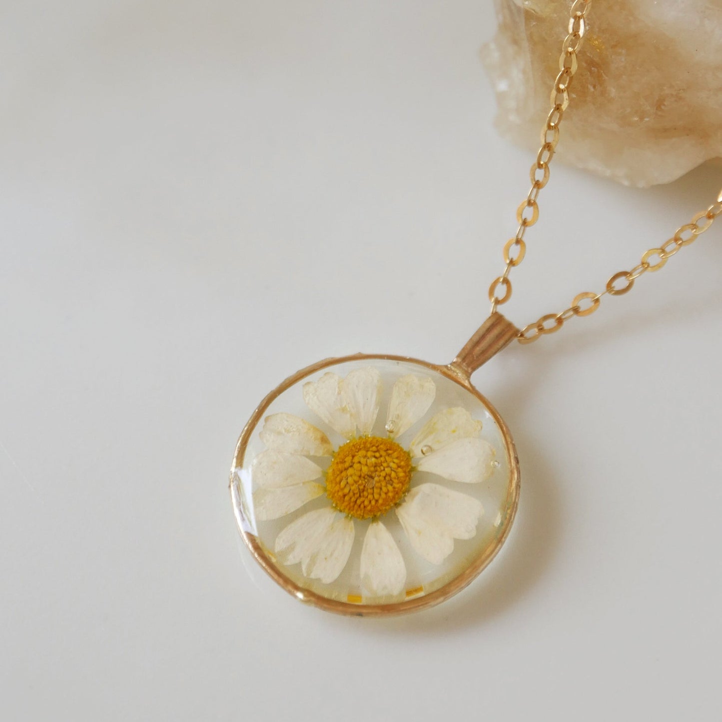 Round Necklace with Chamomile flower