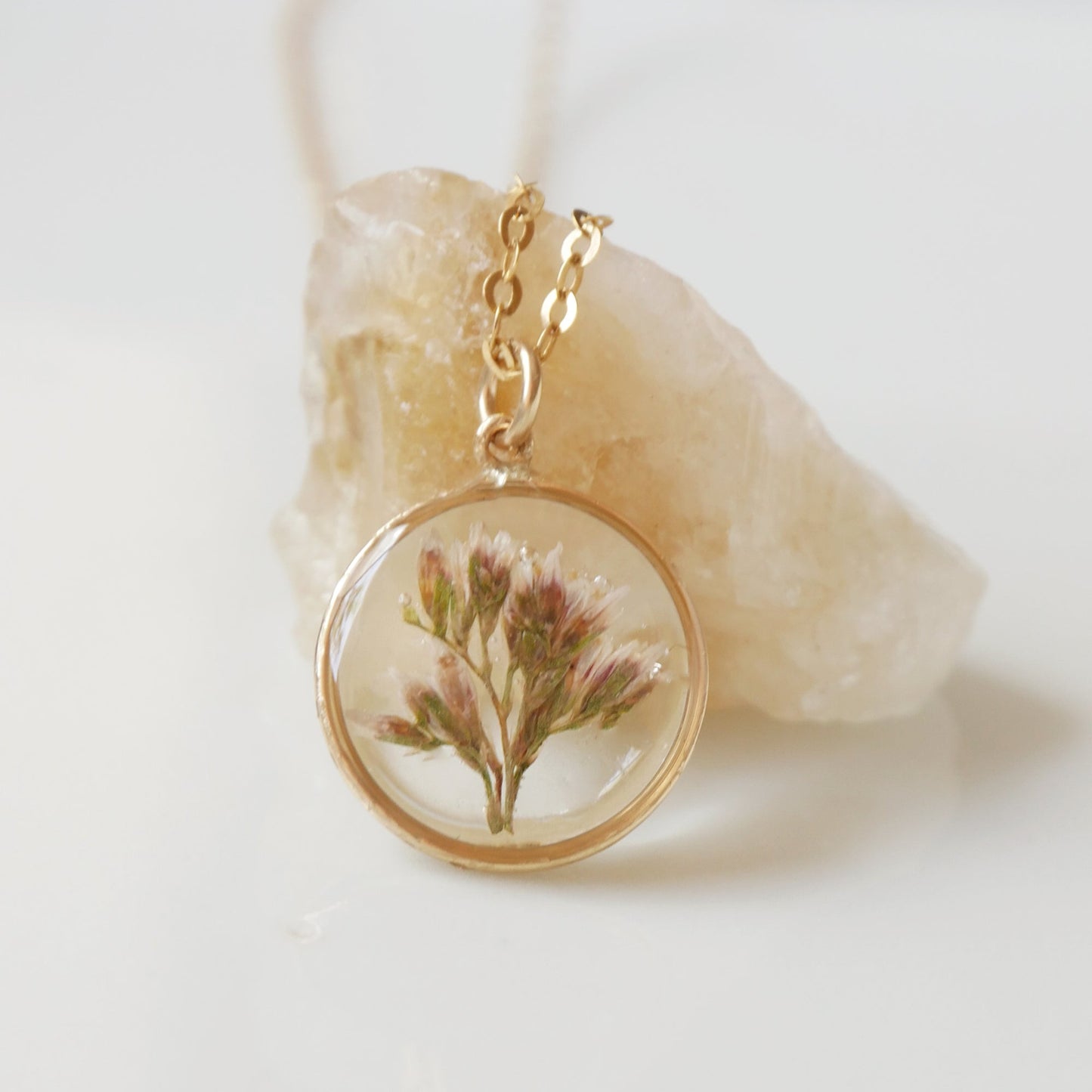 Round necklace with Limonium flower
