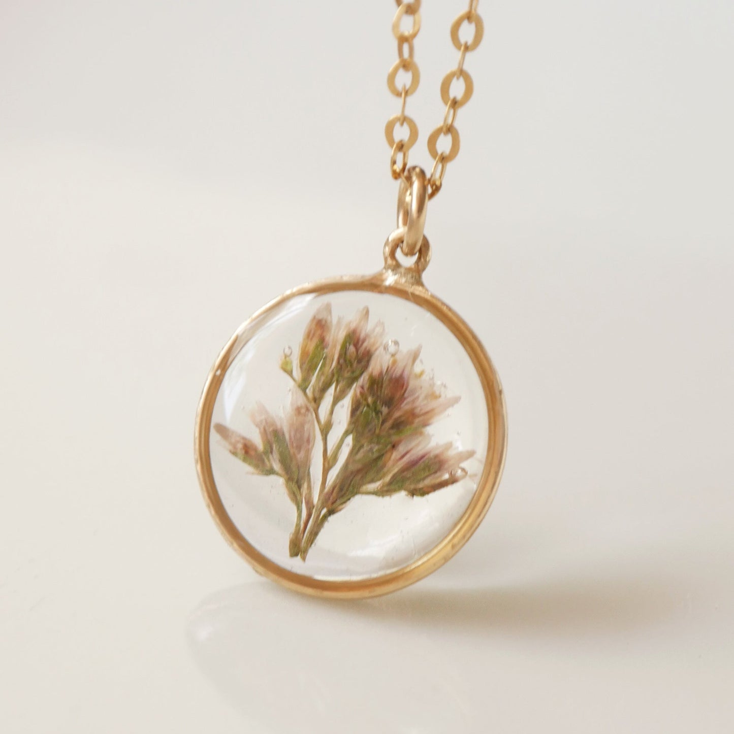 Round necklace with Limonium flower