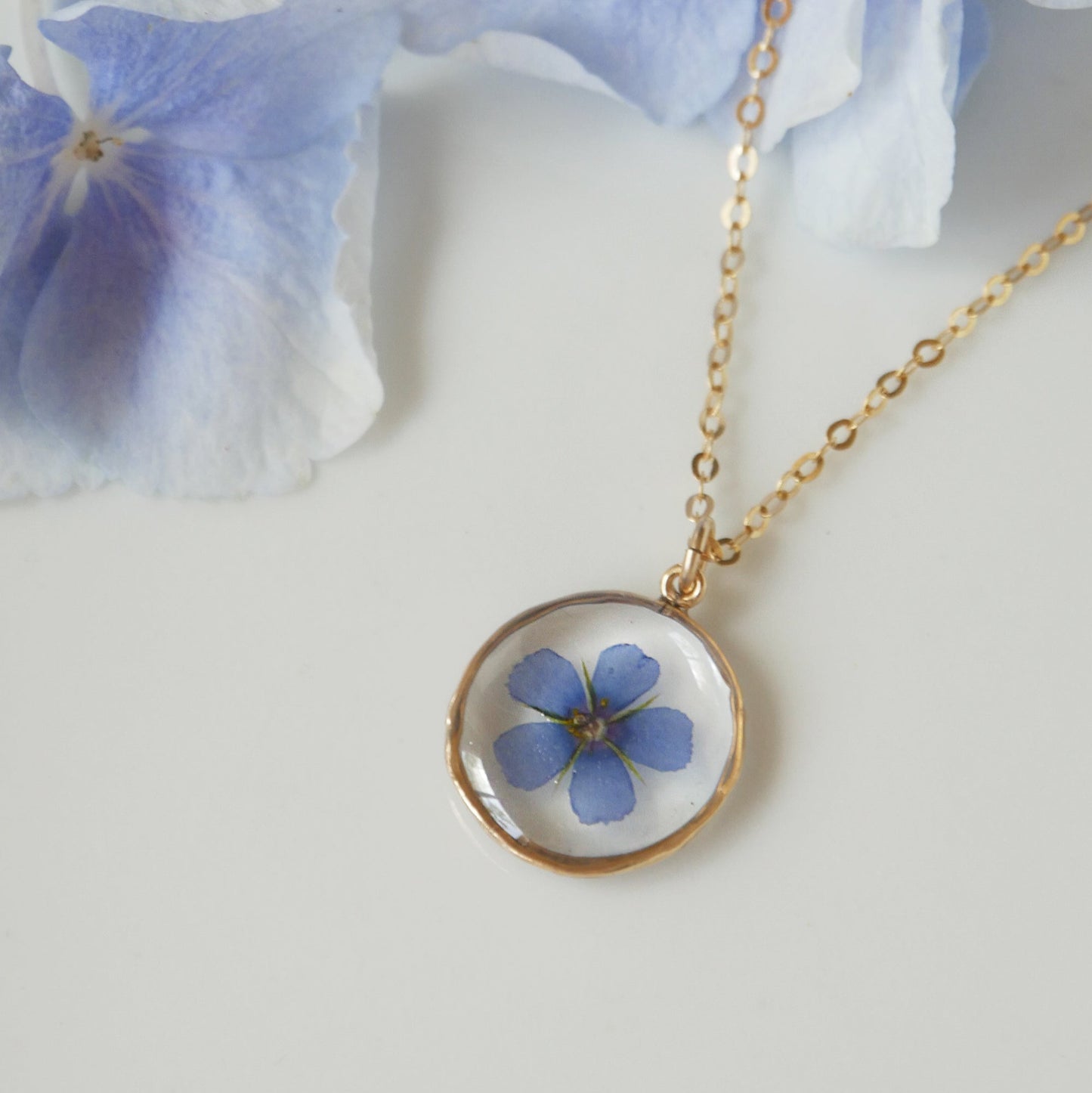 Round necklace with Scarlet Pimpernel