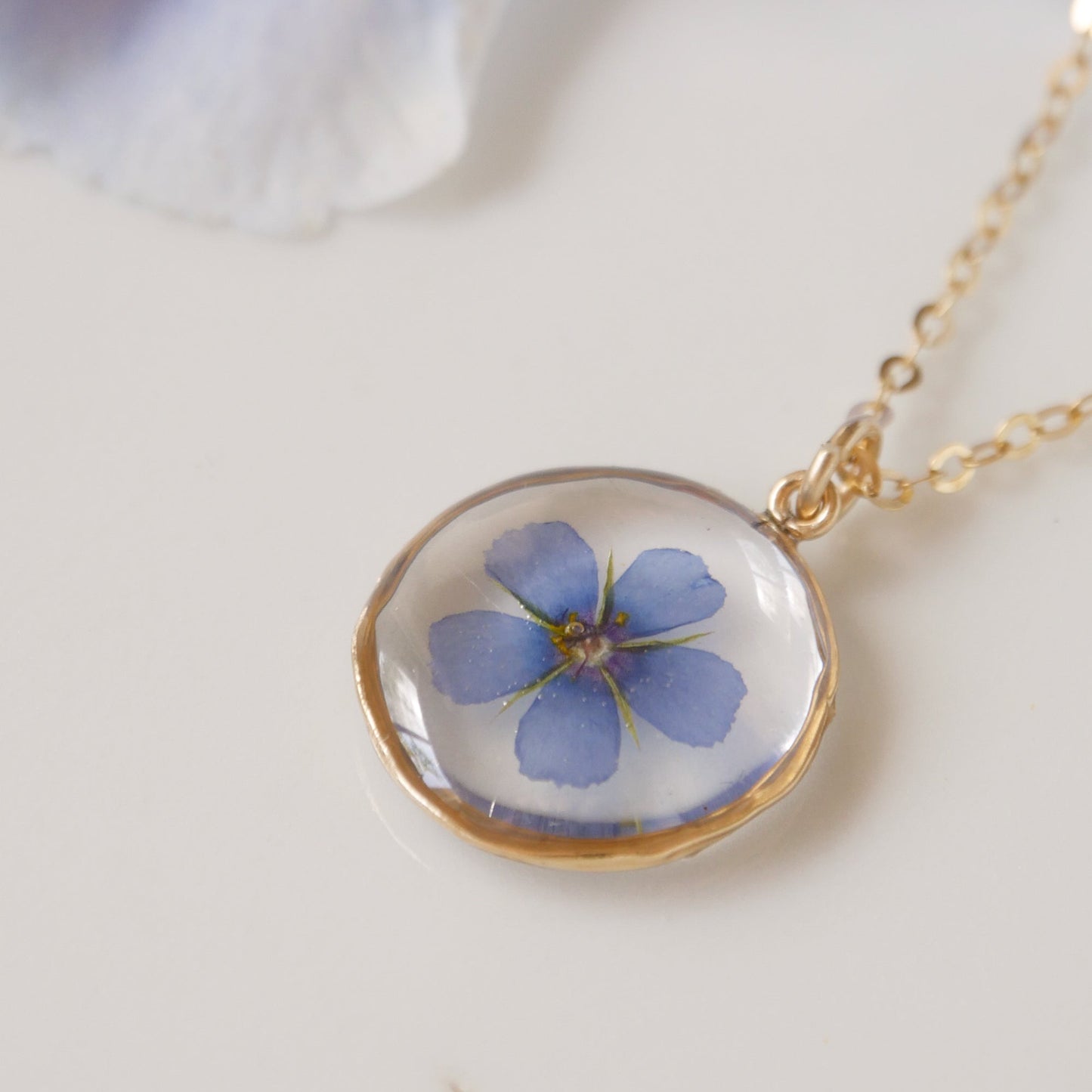Round necklace with Scarlet Pimpernel