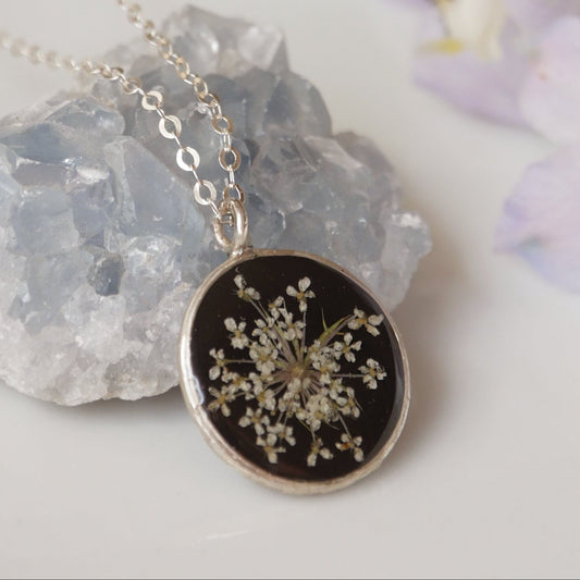 שרשרת עגולה שחורה עם פרח גזר קיפח