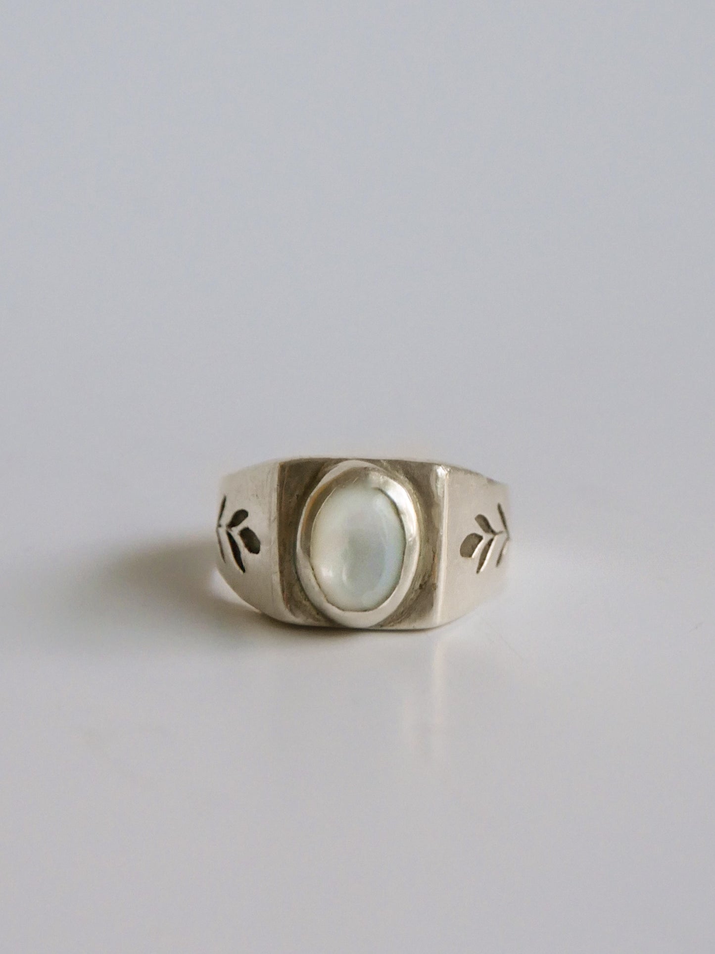Petal ring with Moonstone