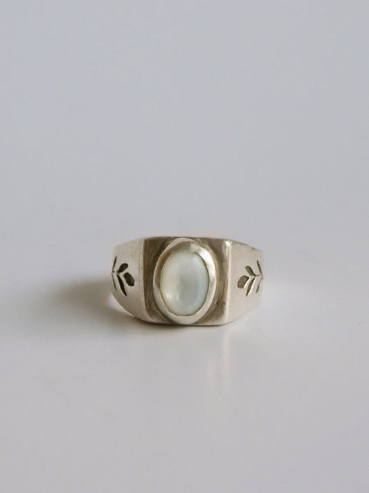Petal ring with Moonstone