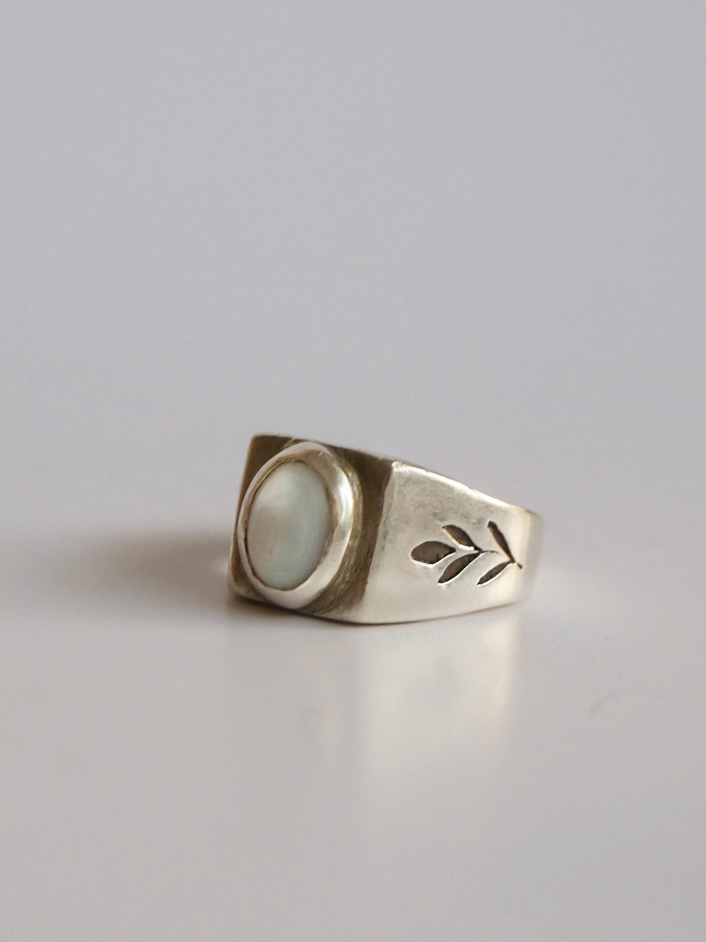Petal ring with Moonstone