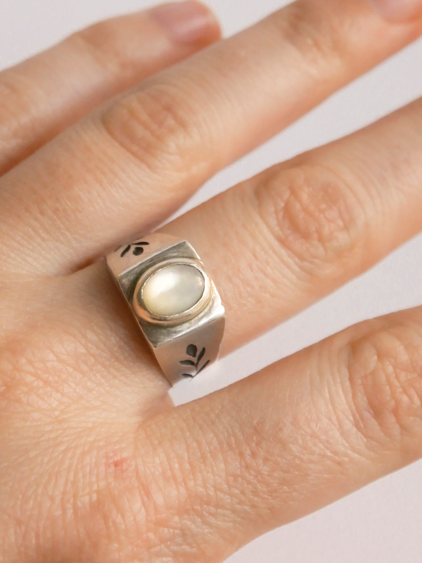 Petal ring with Moonstone