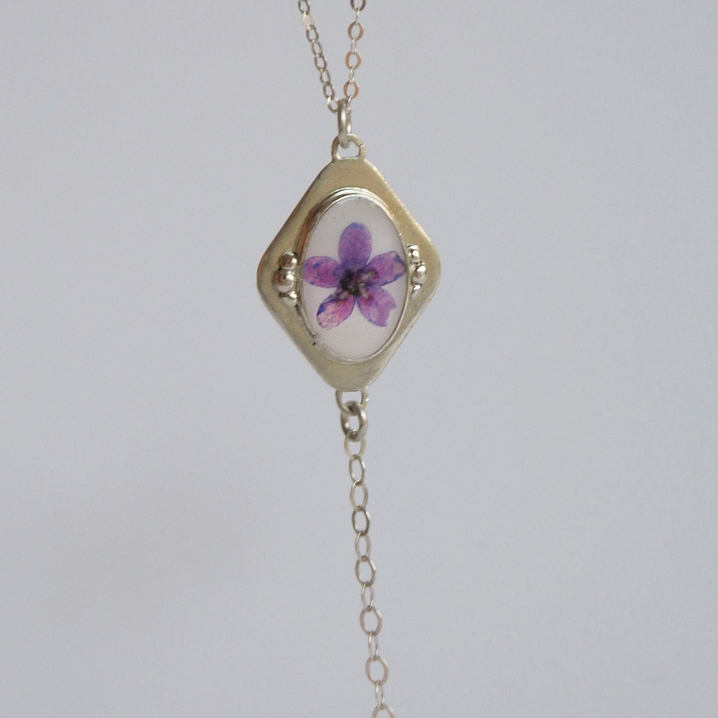 שרשרת הייז עם פרח מרגנית השדה